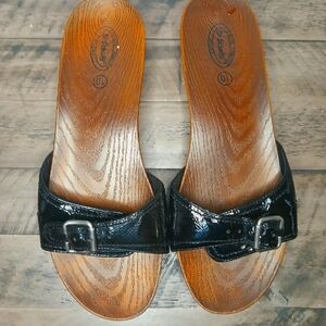 Dr. Scholl's Faux Wood Retro Exercise Sandal with Patent Black Strap